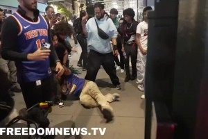 输球又输人？赛后尼克斯球迷与马刺球迷在街头大打出手！